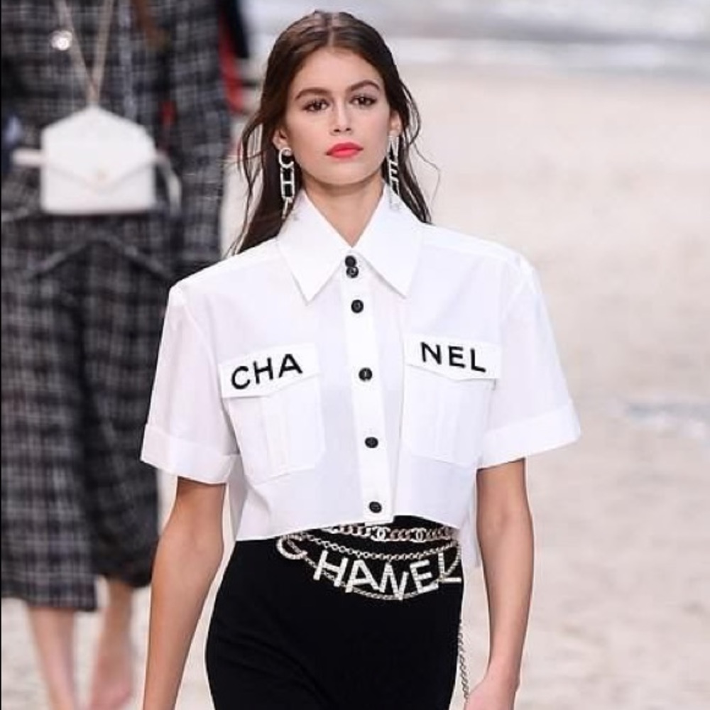 BUYING - Not selling. Chanel logo button top